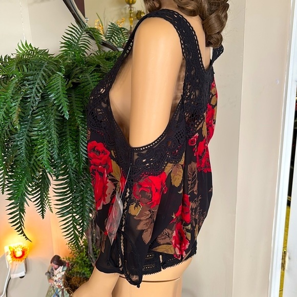 Brand New Guess Black Cold Shoulder Crochet Lace Top w/ Red Rose Floral Design - Picture 6 of 15